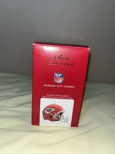 Kansas City Chiefs Helm Ornament 2022 Hallmark Keepsake mit Sound NFL Neu KC - Bild 1 von 3