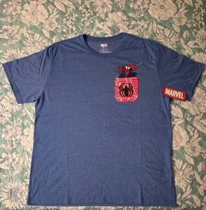 Camiseta con Bolsillo Spider-Man Azul Denim Marvel Comics Para Hombres 2x - Imagen 1 de 6