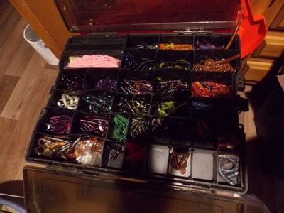 caja de aparejos llena de cebos duros y blandos contenido vintage solo sin caja Foto 1 de 4