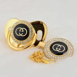Baby Marken Schnuller mit Kette Geschenkset Schnullerkette Clips Nuckel Geburt - Bild 1 von 1