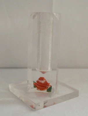 Jarrón vintage de acrílico transparente con rosa Foto 1 de 4