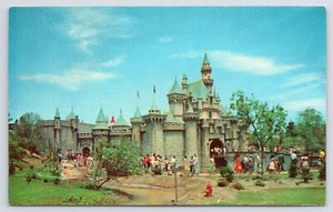 Disneyland 1955 Castillo de la Bella Durmiente Fantasyland Anaheim CA Postal - Imagen 1 de 2