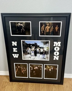 Twilight Saga Neumond signierte gerahmte Fotocollage mit fünf Unterschriften & Echtheitszertifikat!! - Bild 1 von 11