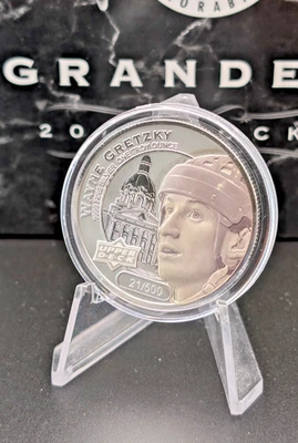 #/500 2017 Upper Deck Grandeur Wayne Gretzky 1 oz Silver Frosted Coin SP Oilers - Image 1 of 4