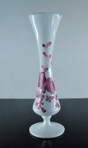 ANCIENNE VASE SOLIFLORE EN OPALIN BLANC SOUFFLE PEINT MAIN FLEURS 28CM - Picture 1 of 11