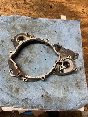 01-07 CUBIERTA DE EMBRAGUE INTERIOR DE FÁBRICA ORIGINAL SUZUKI RM 125 RM125 ¡BUENA! 11341-36F00 2003 Foto 1 de 4