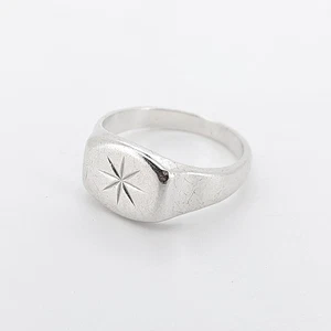 Sterling Silver Signet Ring Starburst Design Thumb Ring 925 Vintage 70s Size V - Picture 1 of 11