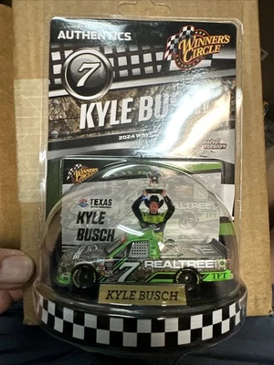Camión Nascar Authentics Kyle Busch #7 Texas MS Winner’s Circle 1:64 '24 RW03 Foto 1 de 4