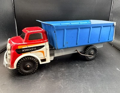 Camión de volteo Wyandotte vintage de acero prensado cabina roja plataforma azul elevador de trabajo años 40-50 Foto 1 de 4