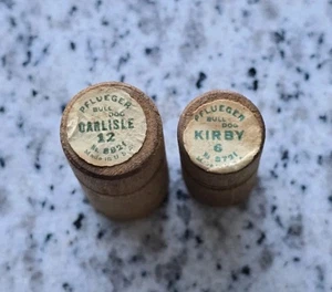 2 Vintage Pflueger Bull Dog Carlisle/Kirby Angelhaken Holzbehälter - Bild 1 von 3