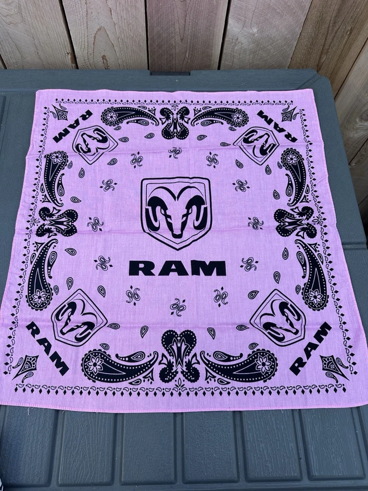 Pañuelo Dodge Ram Bandana Rosa Paisley "Grab Life Horns" Mopar 19"x 19" Foto 1 de 4