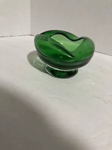 Cenicero vintage con patas de cristal de Murano verde esmeralda borde plegado - Imagen 1 de 6