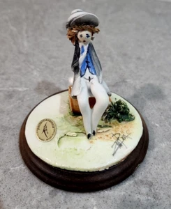 Figura de colección en miniatura hecha a mano hombre lino zampiva Italia descansando sobre tronco - Imagen 1 de 10