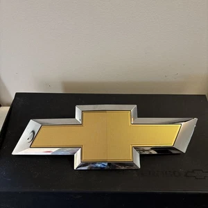 Chevy Silverado emblema dorado y plateado pieza de repuesto caja original - Imagen 1 de 5