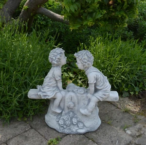 Junge und Mädchen Wippe Steinfigur 37 cm 15 kg Grau Weißbeton frostsicher - Bild 1 von 8