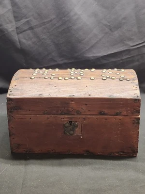 Antiguo cofre/cofre de madera abovedado del siglo XVII o XVIII 9" X 6,5" X 5,25" Foto 1 de 4