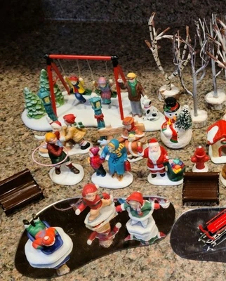 Лот товаров Рождественская деревня фигурки деревья дороги аксессуары винтаж - Изображение 1 из 4