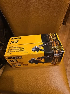 Amoladora angular de velocidad variable DEWALT 20V XR DCG410VSB 4-1/2 pulgadas a 5 pulgadas (solo herramienta) Foto 1 de 4