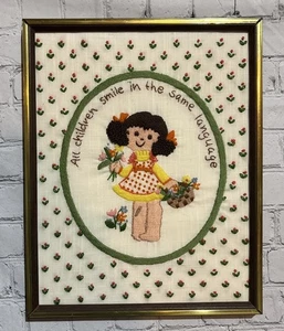Vintage fertig gerahmtes Crewel Mädchen "Alle Kinder lächeln in der gleichen Sprache" 12x15 - Bild 1 von 8