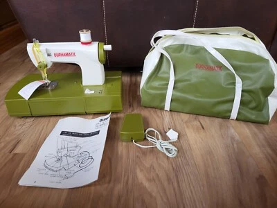 Máquina de coser de plástico para niños Durhamatic Tarheel Toy de Durham de colección con bolsa Foto 1 de 4