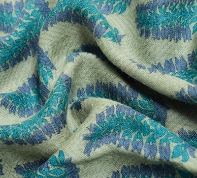 Tela artesanal de sari suave estampada floral y tejida de lana pura de colección Sushila Foto 1 de 4