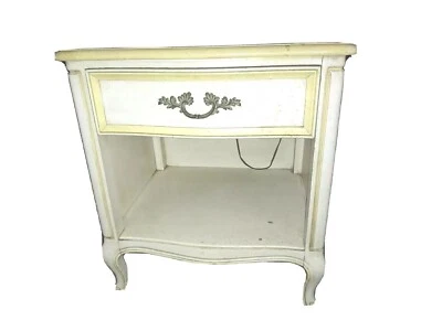 Mesita de noche Henredon Fine Furniture francesa provincial/país Foto 1 de 4