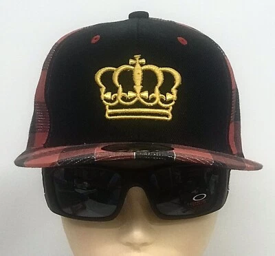 Gorra de bola ajustada con pico plano corona dorada roja a cuadros y negra con sombrero talla pequeña 7 Foto 1 de 4