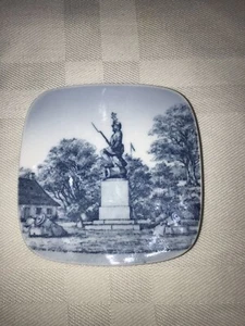 Mini Plato Cuadrado Porcelana Bing & Grondahl 3" x 3" Landsoldaten Fredericia - Imagen 1 de 7