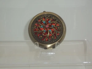 PRETTY ORNATE BRASSTONE FILIGREE JEWELLED DOMED HINGED DOUBLE MIRROR COMPACT - Picture 1 of 5