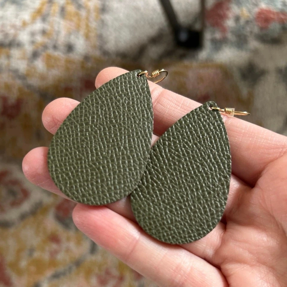 Pendientes pequeños de cuero lágrima verde desierto de níquel y gamuza textura ligera Foto 1 de 4