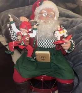 Vintage animierter Weihnachtsmann sitzend auf Trommel mit Spielzeug Holiday Creations 1995 12 Zoll - Bild 1 von 4