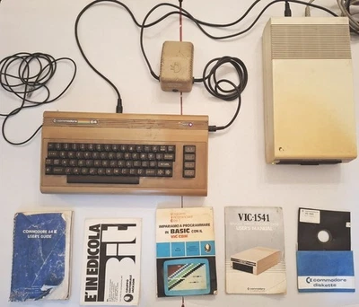 COMMODORE 64 C64 - Si accende. Incluso Floppy Disk VIC 1541 + Cavi/Alim. + Libri - Immagine 1 di 4