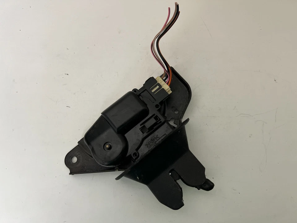 Cadillac CTS 2008-2014 STS 25885392  OEM Trunk Lock Latch Actuator Release Lid - Image 1 of 2