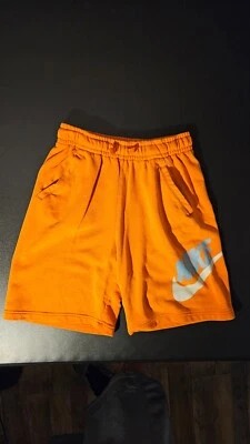 Shorts de moletom Nike Sportswear clube lã juvenil GG laranja - Imagem 1 de 4