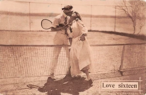 Cartolina d'epoca - 1900 / francobollo da 1 centesimo / COPPIA CHE GIOCA A TENNIS AMORE SEDICI - Foto 1 di 2