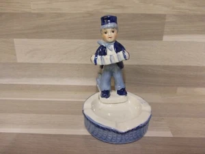 Aschenbecher Porzellanfigur Junge mit Zieharmonika ungemarkt Delft Delfter Stil - Bild 1 von 3