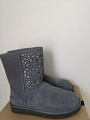 Bota Ugg Australia para mujer clásica corta con tachuelas II talla 9 nueva en caja Foto 1 de 4