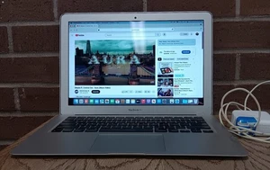 Apple MacBook Air 13 A1466 Laptop Silver, Early 2015 - Photo 1/9