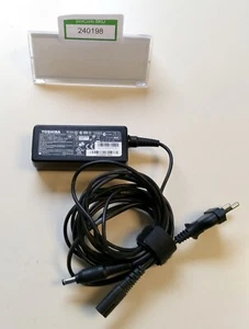 Netzteil / Ladegerät / Toshiba / PA3822U-1ACA / ADP-45SD / 45W / 19V - Bild 1 von 4