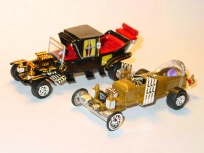 MUNSTERS KOACH & DRAGULA CAR SET COLLECTIBLE TV FAMILY & COFFIN CARS -Gold/Black - Image 1 of 4