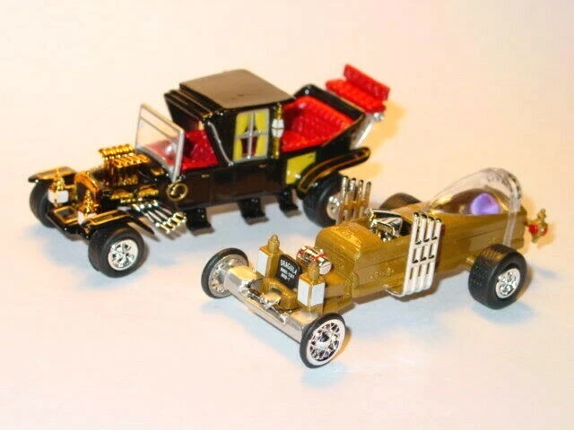 MUNSTERS KOACH & DRAGULA CAR SET COLLECTIBLE TV FAMILY & COFFIN CARS -Gold/Black - Image 1 of 4