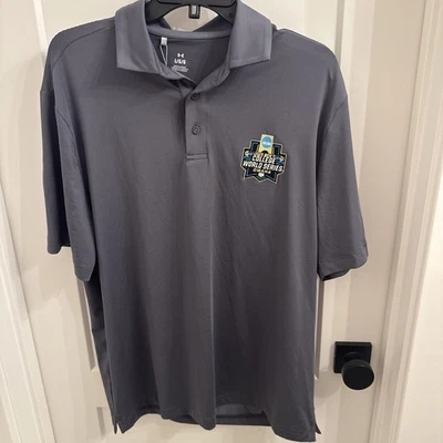 Polo Under Armour Serie Mundial Universitaria 2025 Omaha NCAA Gris Talla XL NUEVO CON ETIQUETAS Foto 1 de 4