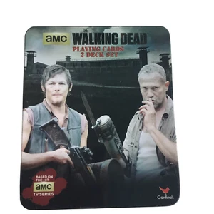CARTE DA GIOCO THE WALKING DEAD 2 mazzi latta da collezione AMC Walker e sopravvissuto - Foto 1 di 8