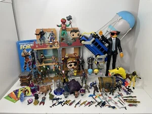 Pacchetto Fortnite Battle Bus Mega Fort figure Funko Pop e accessori Micro Peely - Foto 1 di 17