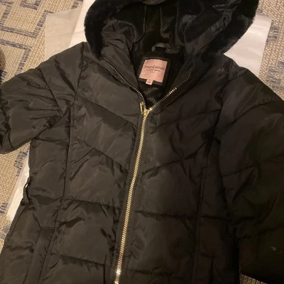 Chaqueta acolchada negra Juicy Couture para niñas con capucha de piel sintética y bolso de cinturón, talla L  Foto 1 de 4
