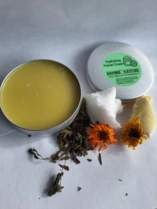 Feuchtigkeitsspendende Gesichtscreme aus Sheabutter, Kokosöl, Ringelblume ganz natürlich - Bild 1 von 7