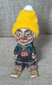 Skifahrer Troll Resin Figur mit gelbem Hut Nordic Goblin Gremlin Kern Märchen - Bild 1 von 8