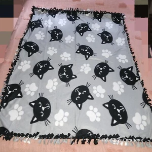 Black Cats Kitten Paw Prints WARM HANDMADE 2 layer tie blanket/throw 48"× 60" - Picture 1 of 5