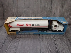 Super Rare Vintage ERTL Kwik Trip Oil Co Semi-truck Tanker with Box 1/16 Scale - Picture 1 of 7