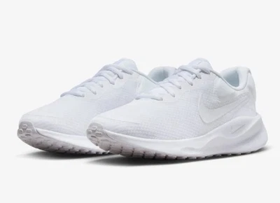 Triplo branco feminino Nike Revolution 7 - tamanho 6 - FB2208 100 - Imagem 1 de 4